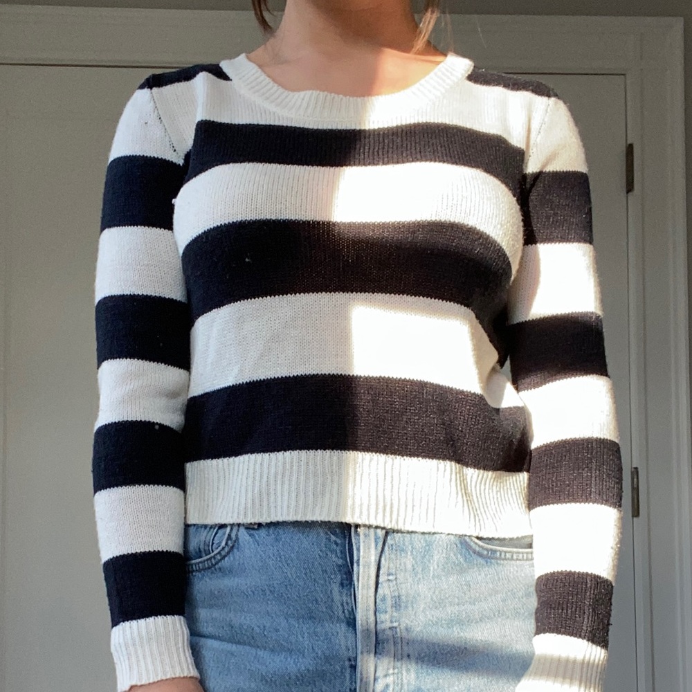 BLACK & WHITE STRIPED CROPPED SWEATER